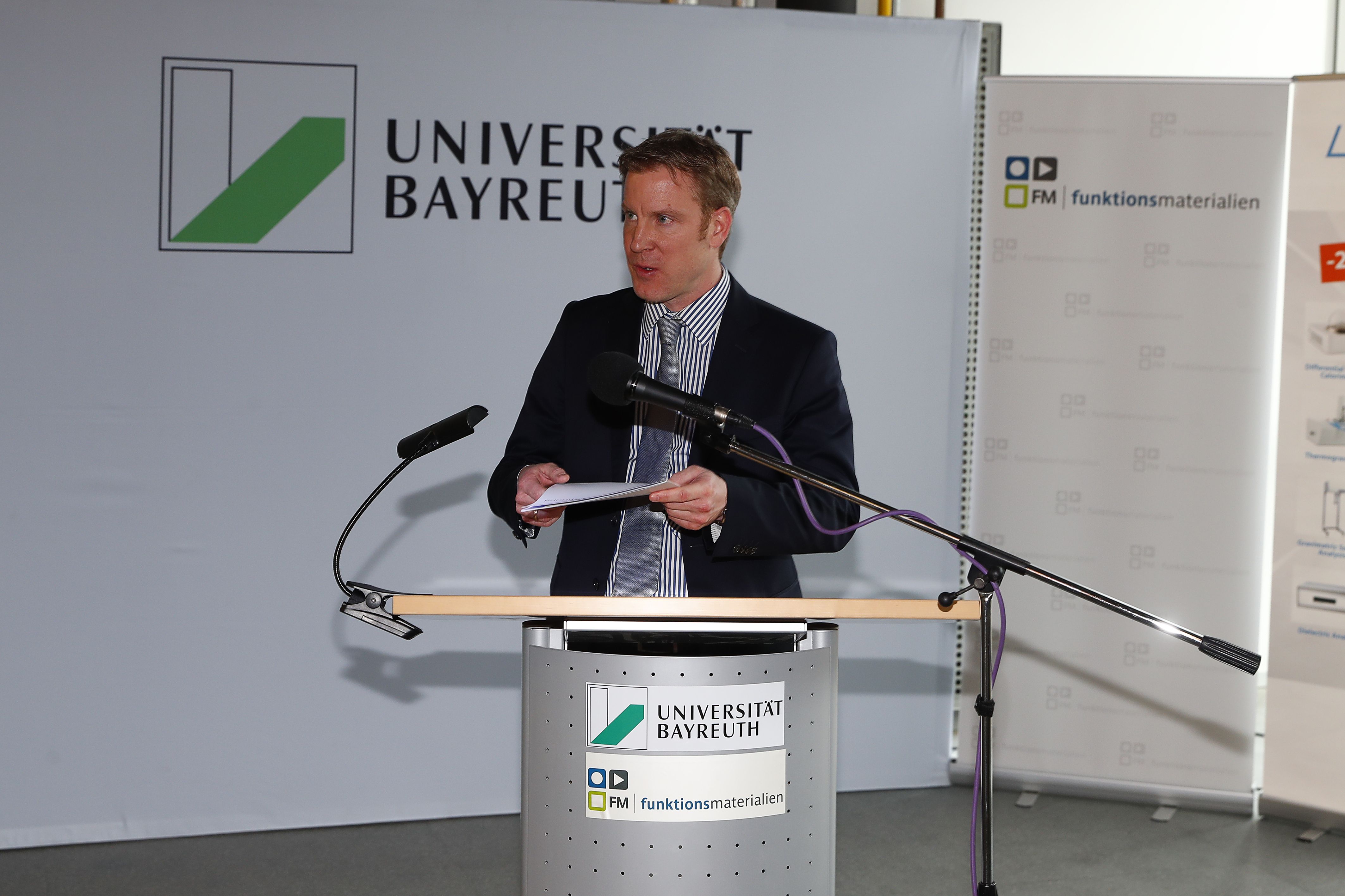 Florian Linseis am Rednerpult der Universität Bayreuth